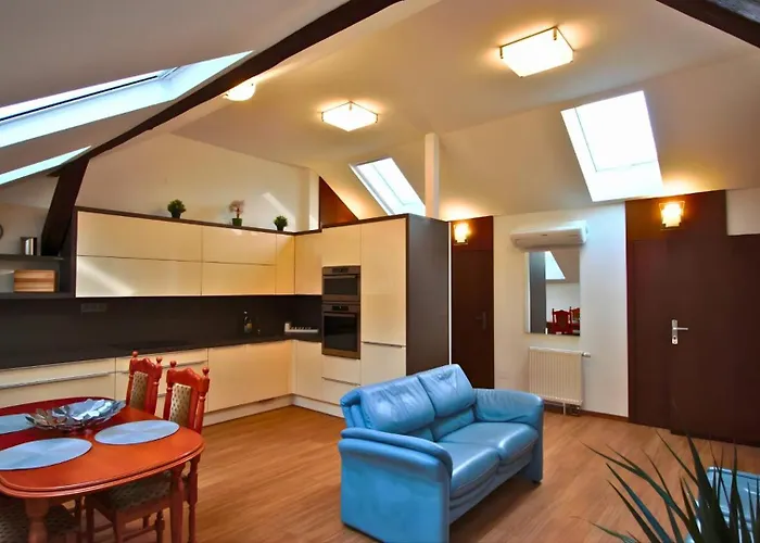 Historic Attic Old Town *