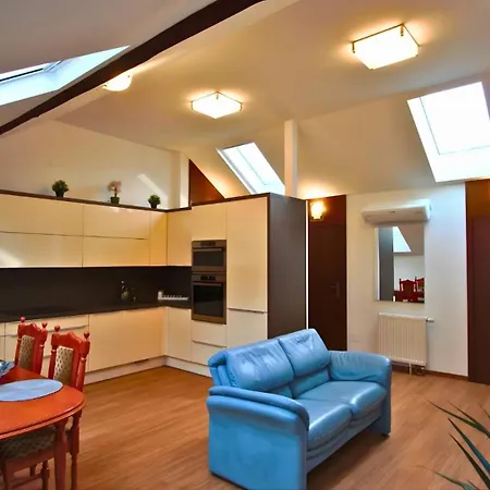 Historic Attic Old Town *