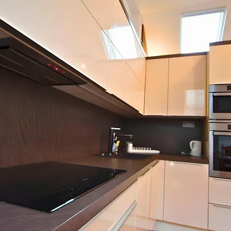 Historic Attic Old Town شقة